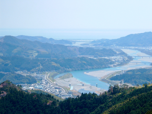 山の上から、仁淀川と太平洋を望む